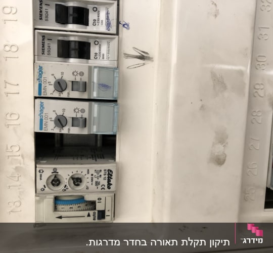 לוח חשמל עם מפסקים ומתגים
